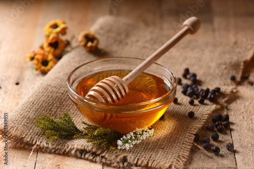 miele biologico nella ciotola di vetro