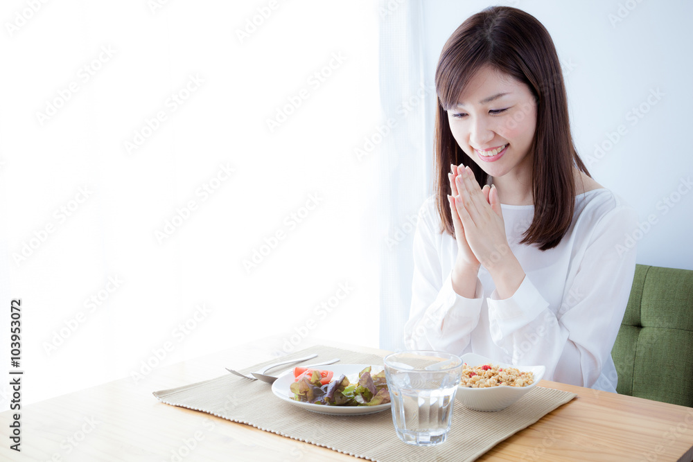 朝食を食べる女性　いただきます