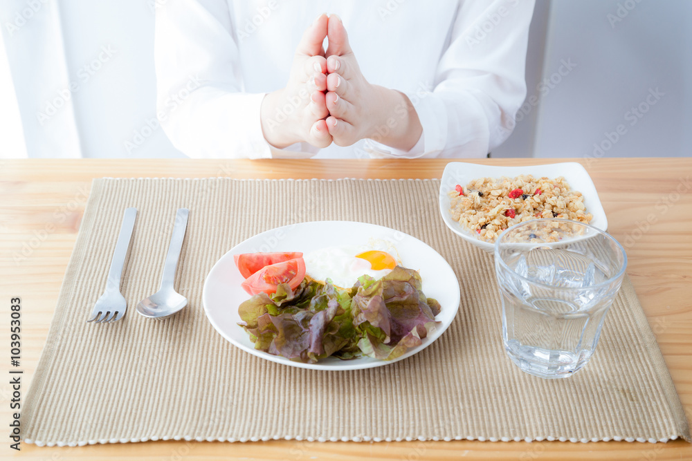 朝食を食べる女性 いただきます 朝食を食べる女性 いただきます