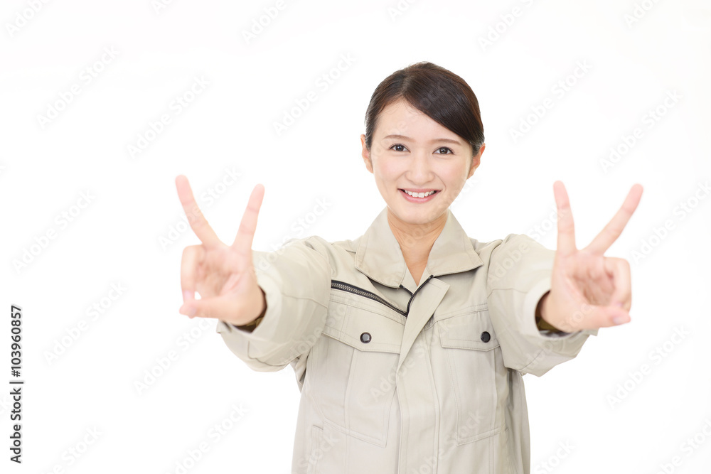 笑顔の女性作業員