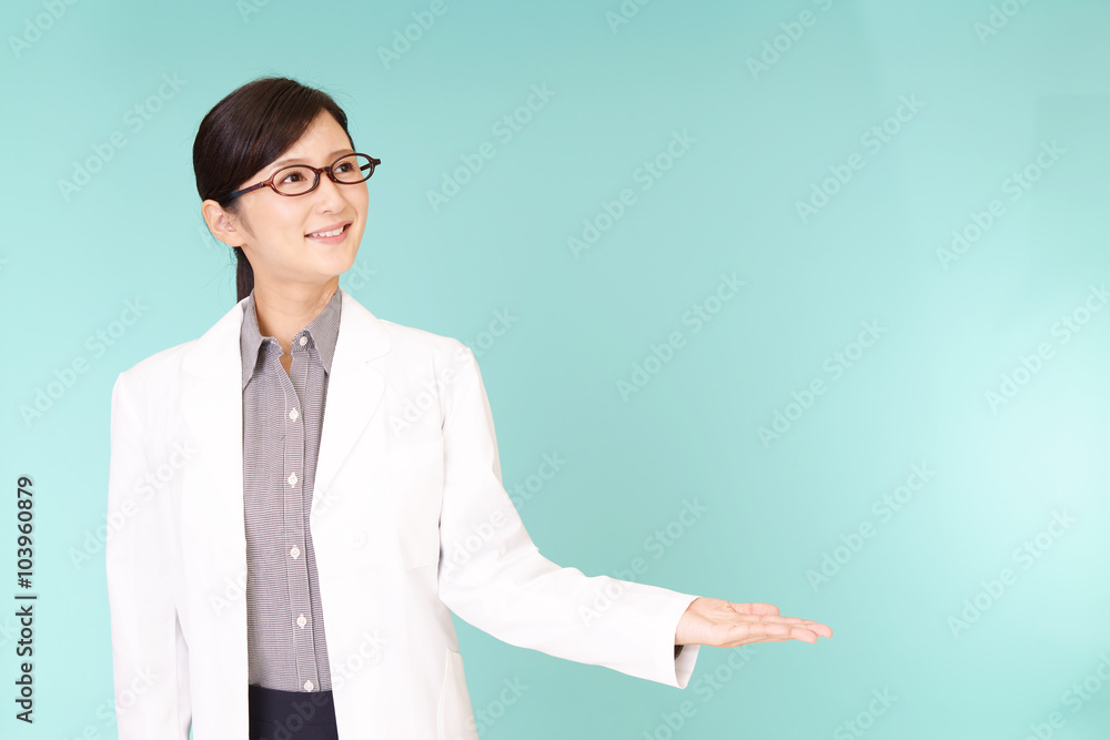 案内する笑顔の薬剤師 案内する笑顔の薬剤師