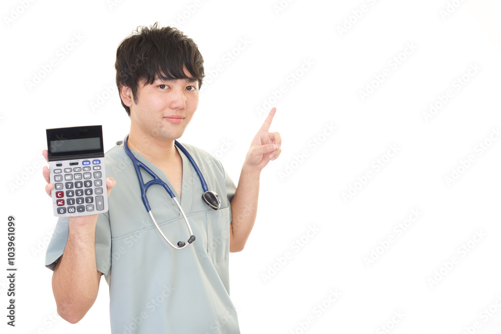 計算機を持つ笑顔の医師