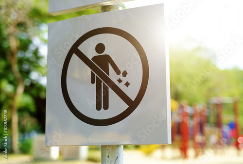 Фотография No littering sign in public park.