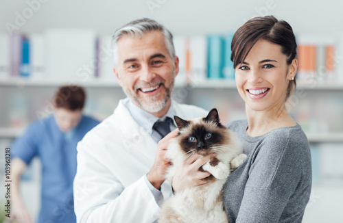 Fotografie A woman with her cat at the veterinary clinic