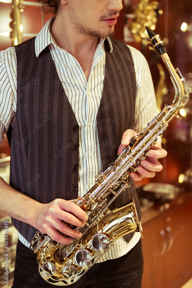 Obraz premium Man with saxophone