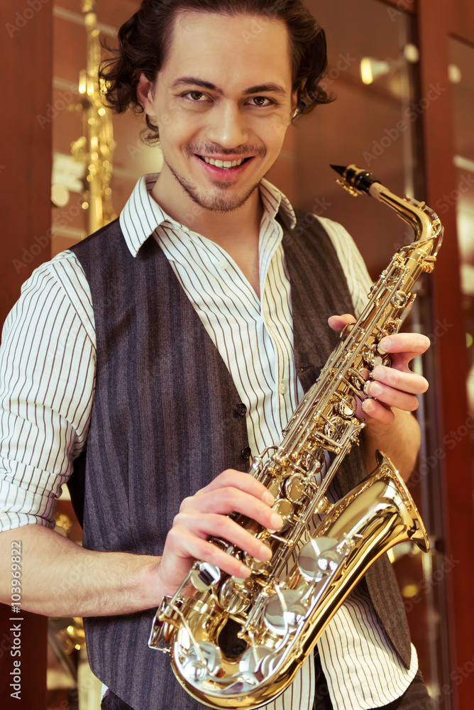 Obraz premium Man with saxophone