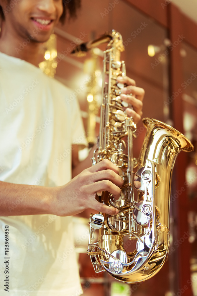 Obraz premium Man with saxophone