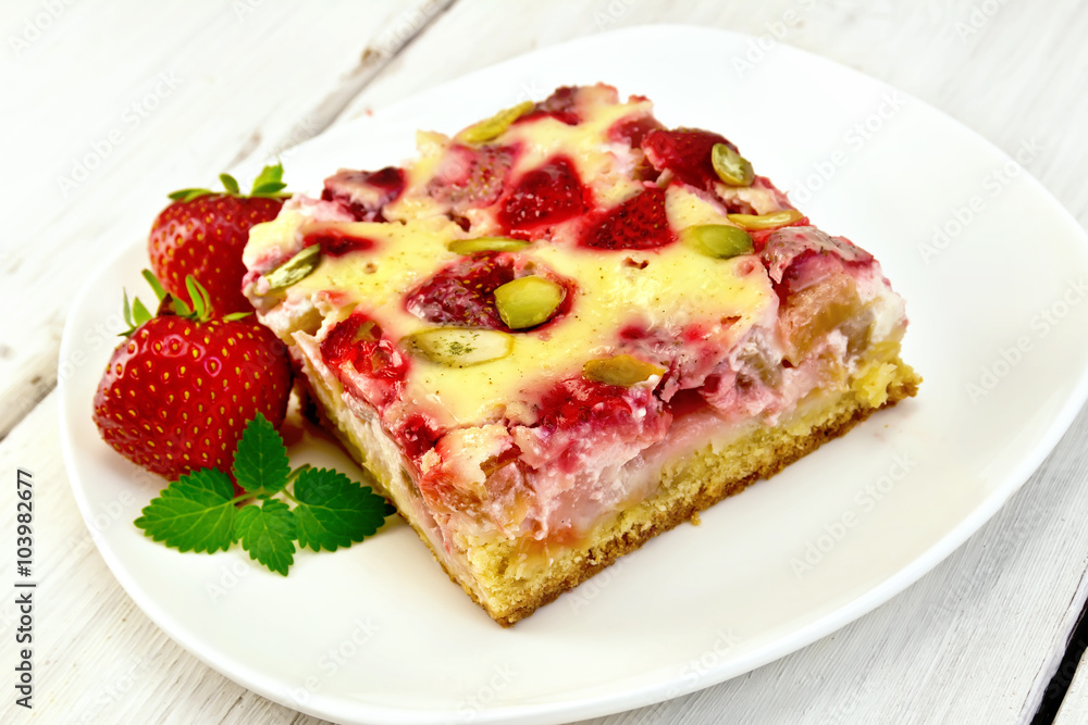 Pie strawberry-rhubarb with sour cream and berries Pie strawberry-rhubarb with sour cream and berries