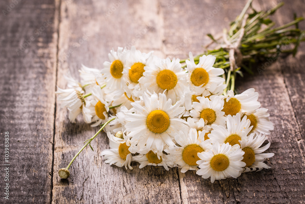 Obraz premium beautiful bouquet of chamomile on vintage wooden table