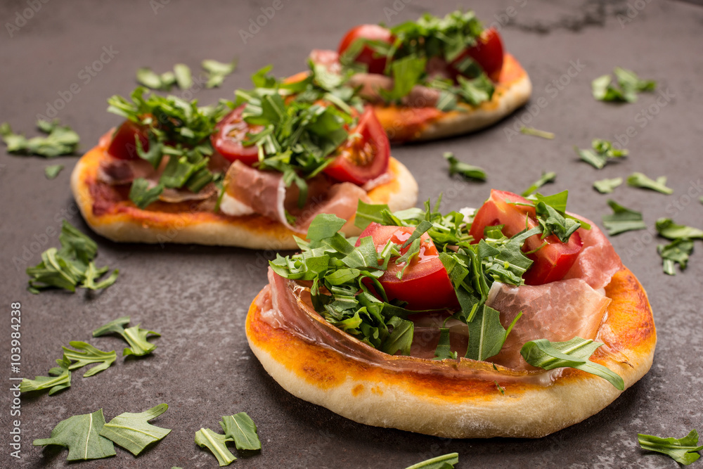 3 kleine Pizza mit Tomate, Rucola und Parmaschinken