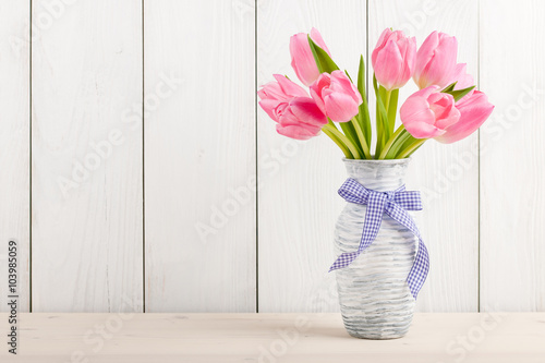 Fototapeta Świezi różowi tulipany w dzbanku