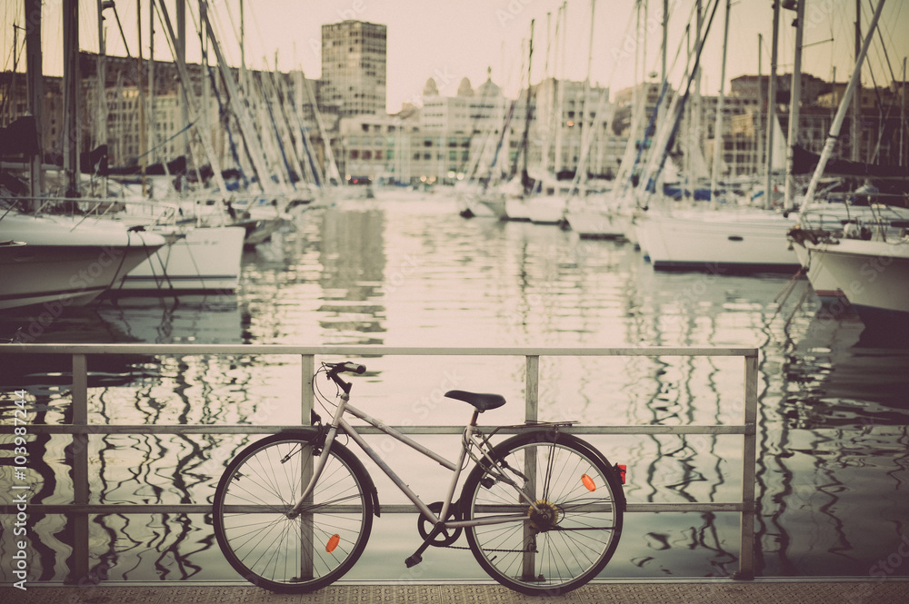 Obraz premium Bicycle on a quay