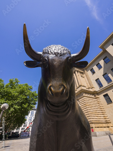 Bulle und Bär, Symbol für steigende oder fallende Kurse an der Börse, hier der Bulle, Frankfurt, Hessen, Deutschland, Europa