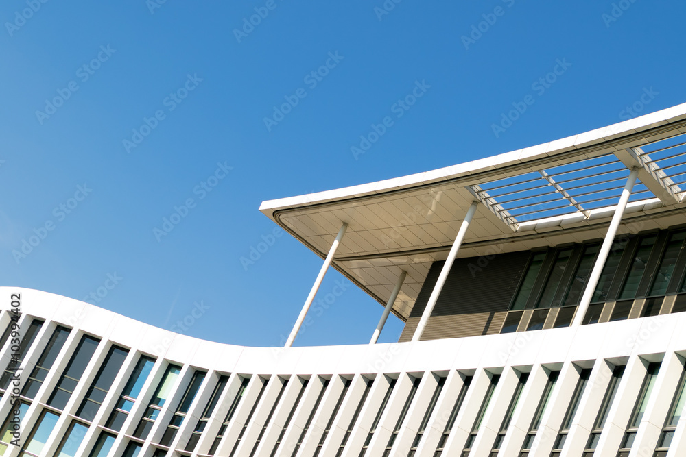 Moderne Bürofassade in weiss vor blauem Himmel Moderne Bürofassade in weiss vor blauem Himmel