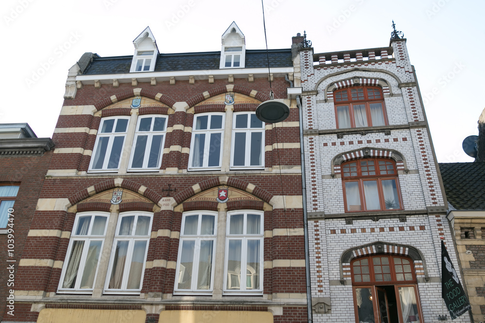Fassade in der Altstadt von Maastricht. Alte Häuserfront