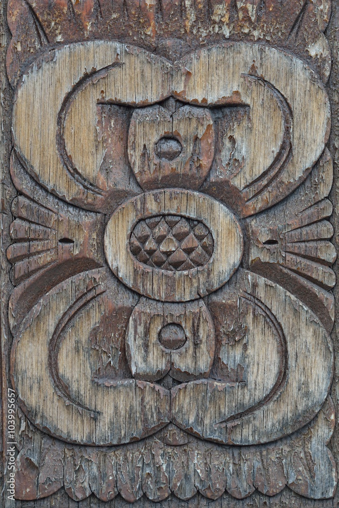 Obraz premium Wooden sculpture on a door
