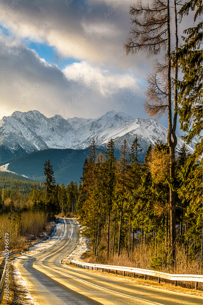 Obraz premium Droga do gór o wszchodzie słońca