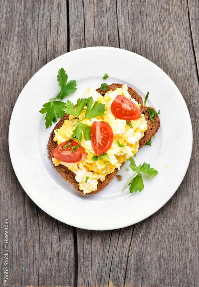 Sandwich with scrambled eggs and tomatoe Sandwich with scrambled eggs and tomatoe