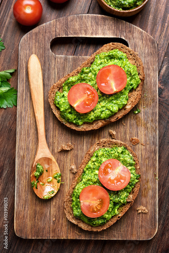 Bread with pesto and tomatoes