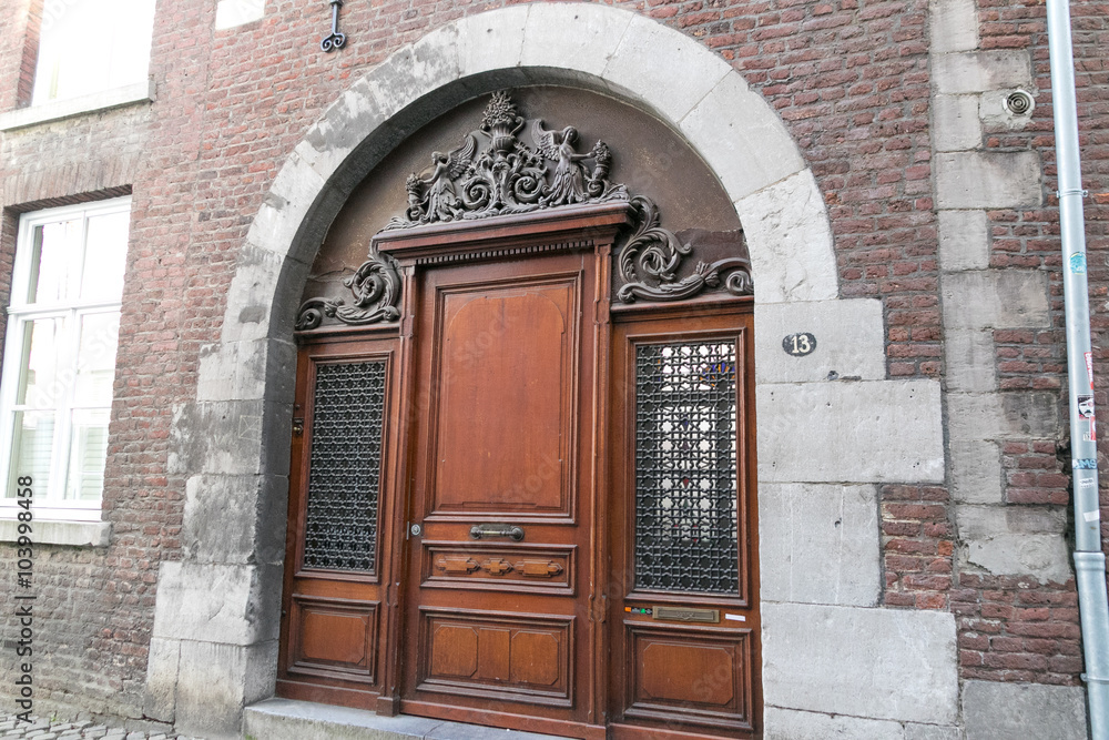 Historisches Gebäude mit sehr schöner alten Holztüre Historisches Gebäude mit sehr schöner alten Holztüre