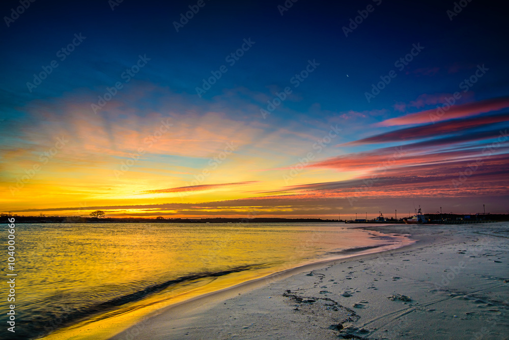 Obraz premium Wschód słońca nad morzem piękne niebo