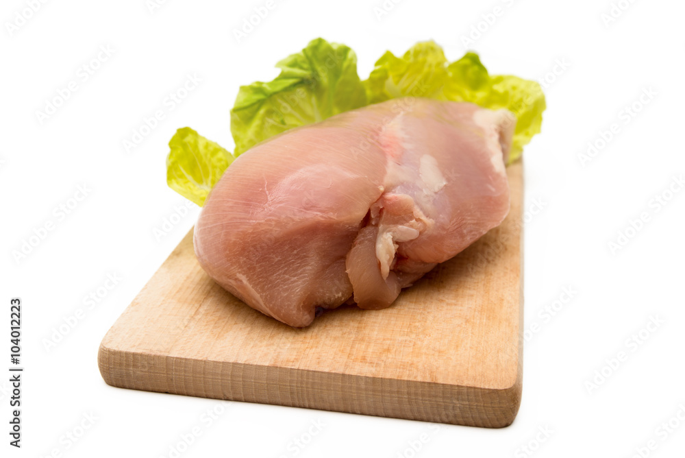 Petto di pollo fresco su tagliere in legno
