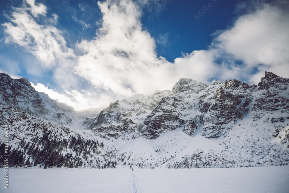 Obraz premium Sunny winter day in Polish Tatra mountains, frozen Morskie Oko lake