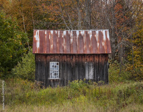 Fotografia Old Wooden Shack: An abandoned wooden shack with two windows, one closed up near