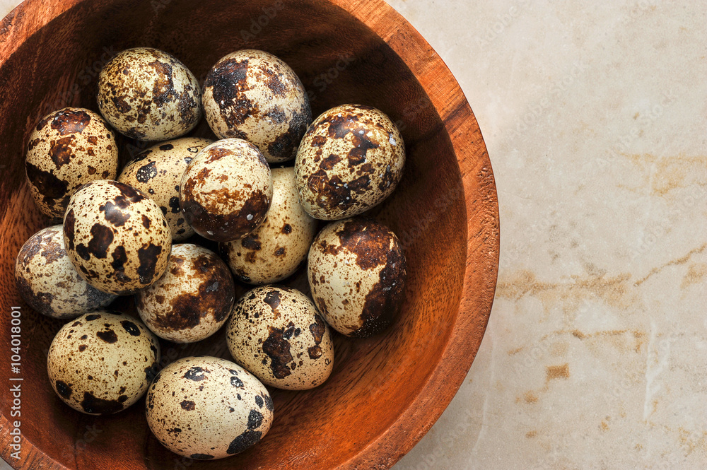 Obraz premium Quail eggs in a plate on a marble background. The view from the
