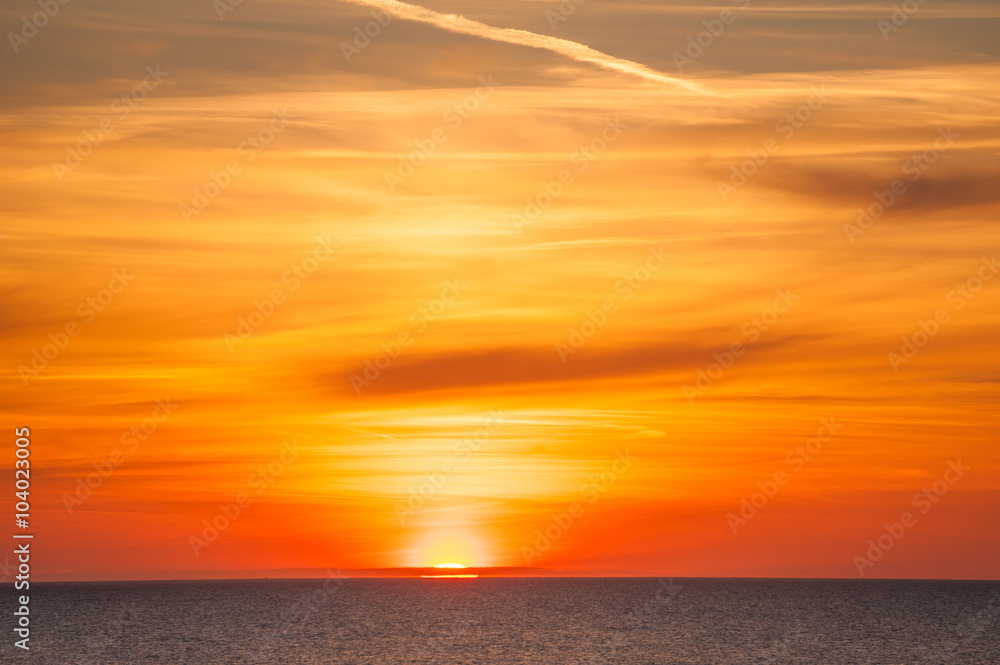 leuchtender Sonnenuntergang über der Nordsee