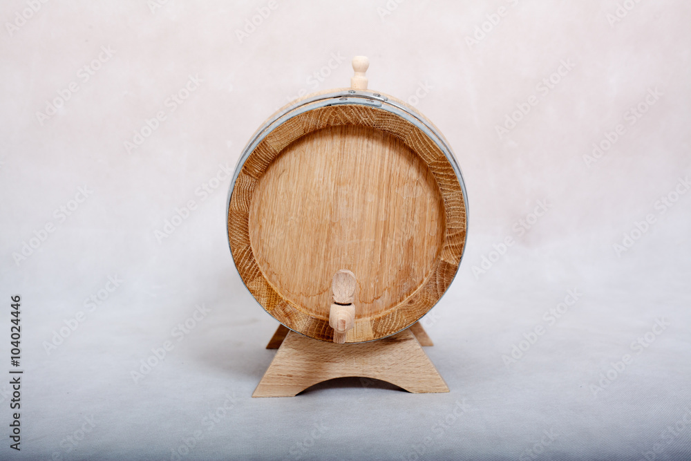Small wooden cask.