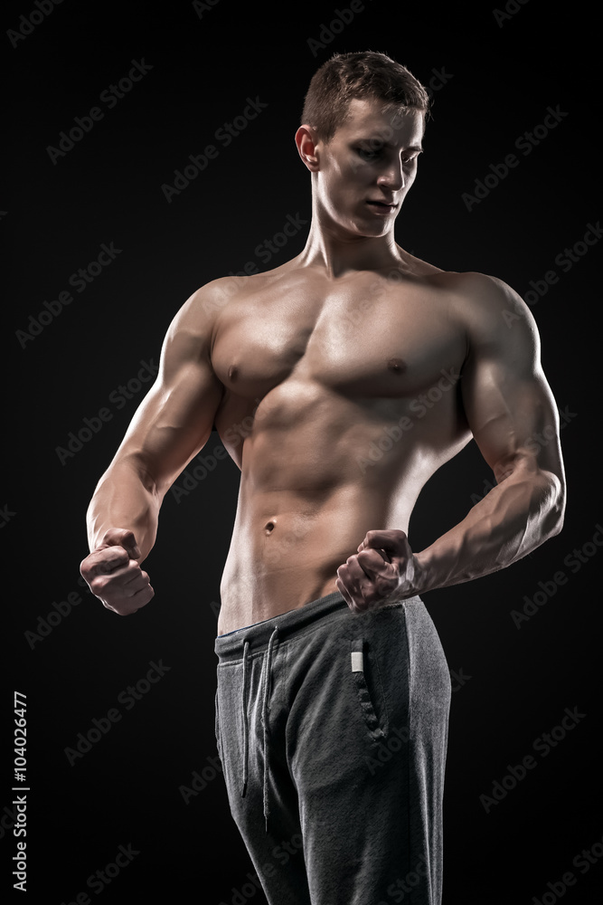 Fototapeta premium Wizerunek bardzo muskularnego mężczyzny stwarzającego z nagim torsem