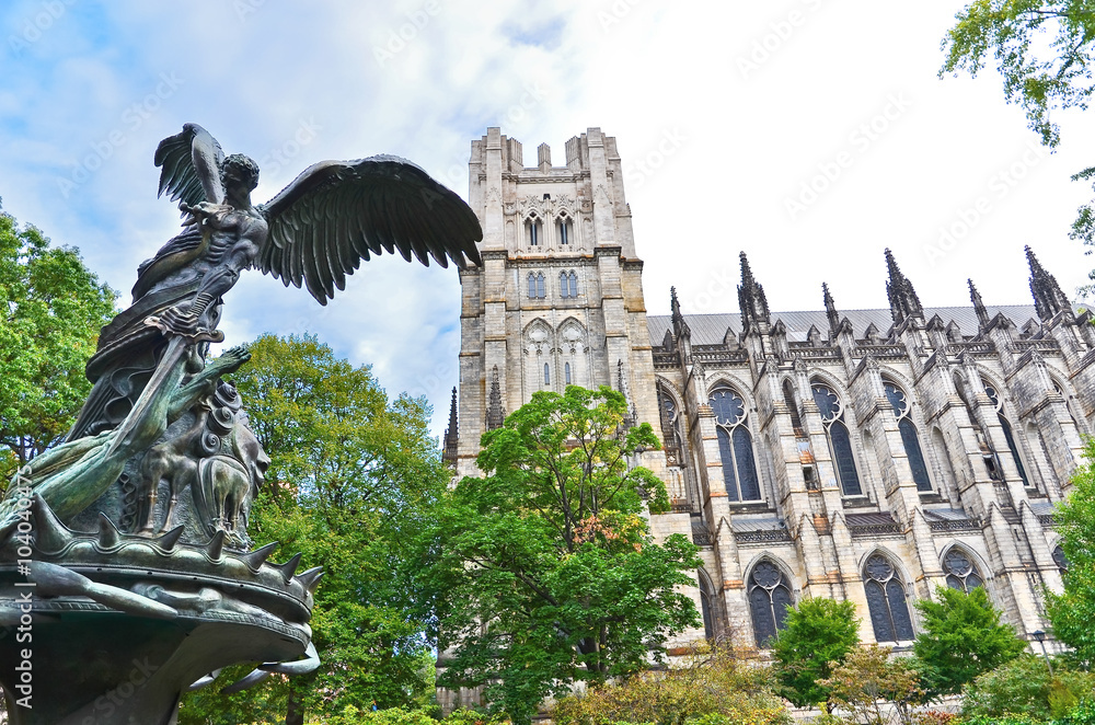Φωτογραφία View of the statue outside the Cathedral of Saint John the Divine in New York City