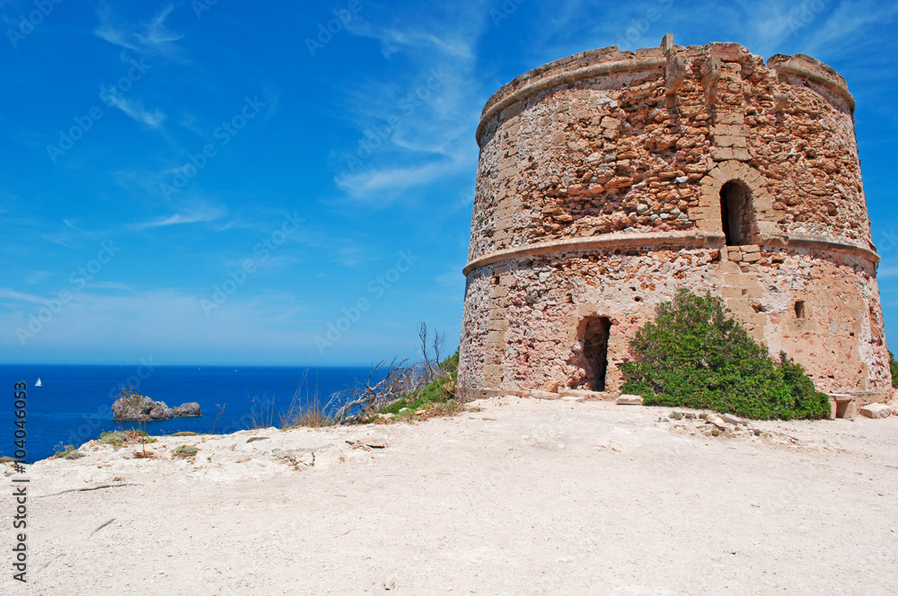 Maiorca, Isole Baleari, Spagna: Torre des Matzoc, la vecchia torre di guardia nel nordest dell'isola, 6 giugno 2012