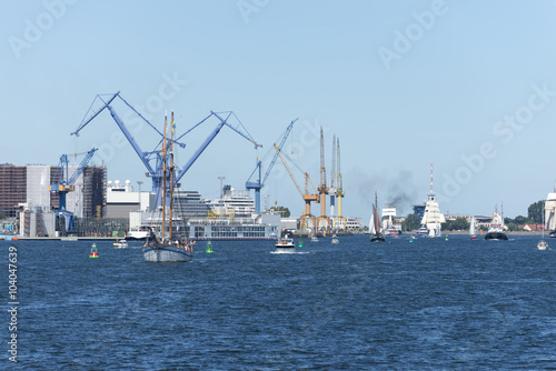 Warnemünde, Hanse Sail, Schiffe im Seekanal © Oskar