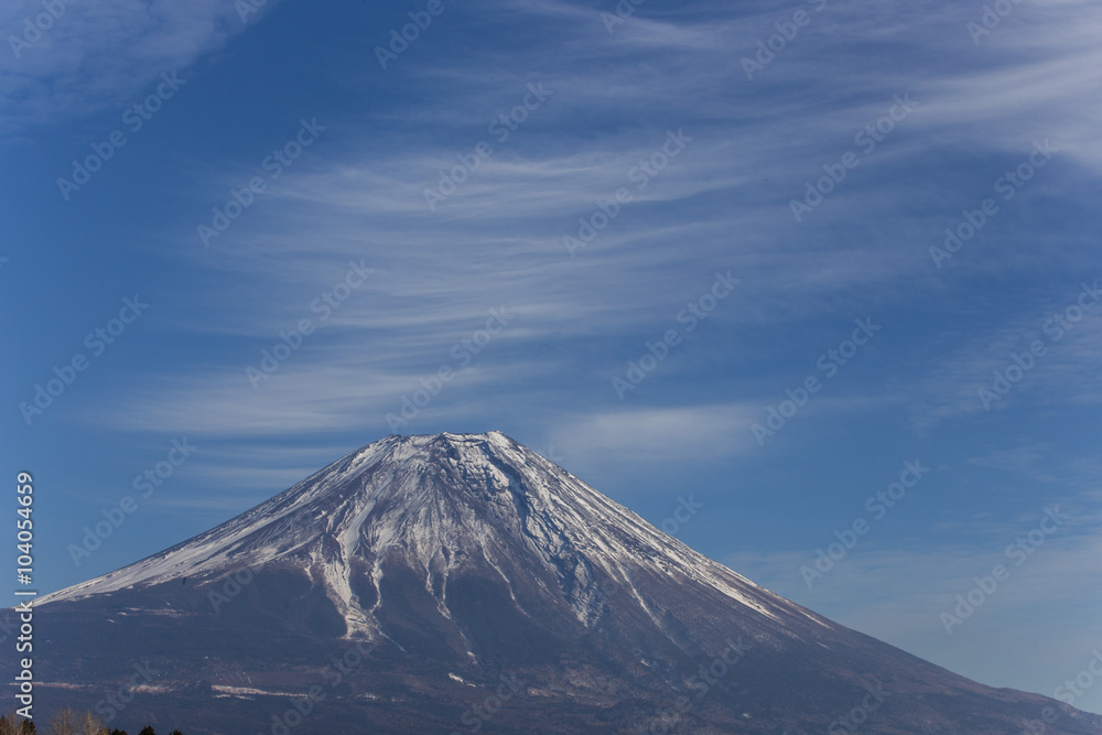 霧降高原から見た富士山と薄雲