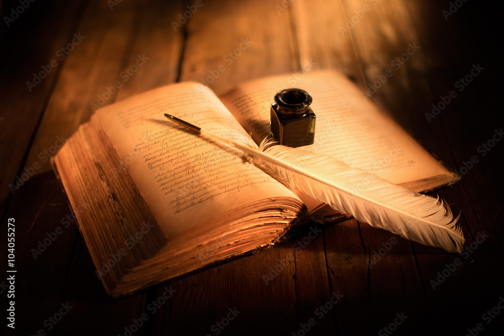 Naklejka premium antyczna książka z piórem i kałamarzem