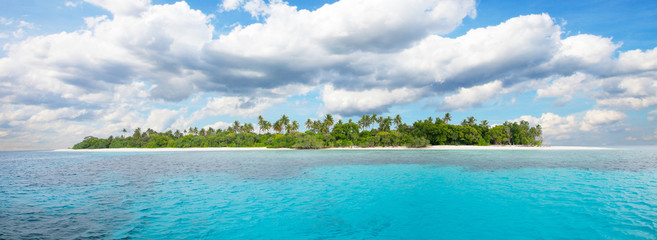 Papier peint photo Île Îlot tropical sauvage en pleine mer  © Jag_cz