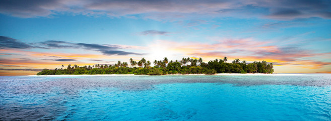 Papier peint photo Île Île tropicale déserte au coucher du soleil  © Jag_cz