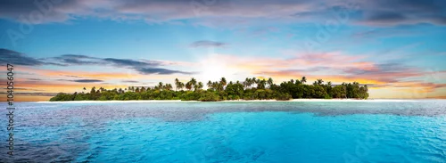Obraz  z motywem Beautiful nonsettled tropical island in sunset