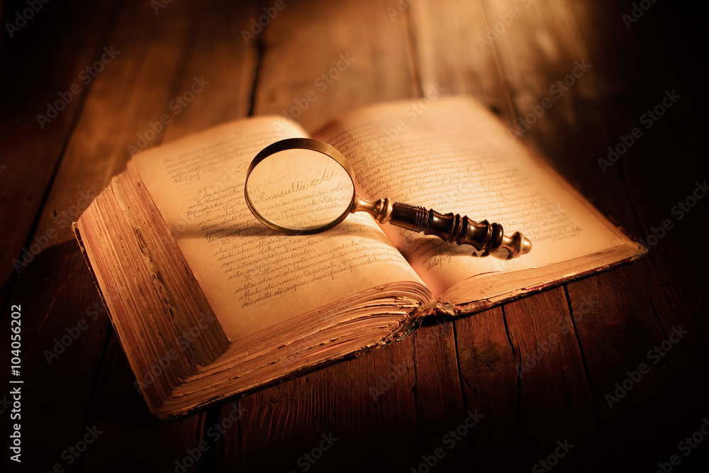 Naklejka premium libro antico con lente d'ingrandimento