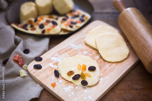 Préparation des kashmiri naans, cuisine indienne photo