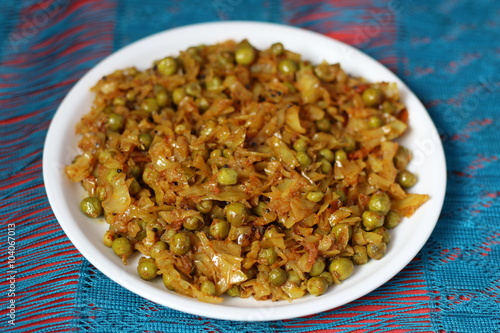 Quadro su tela Indian patta goghi-muttar Sabji (cabbage and green pea vegetable) in white plate