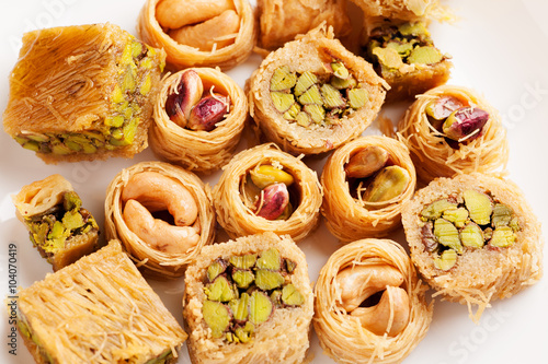 Obraz na płótnie Different oriental sweets on a white plate w salonie