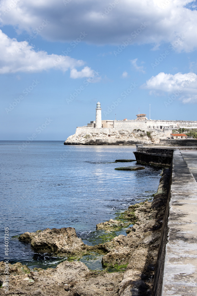 Kuba, Havanna, Malecon: Panorama Blick auf Castillo de los Tres Reyes del Morro im Zentrum der kubanischen Hauptstadt Kuba, Havanna, Malecon: Panorama Blick auf Castillo de los Tres Reyes del Morro im Zentrum der kubanischen Hauptstadt