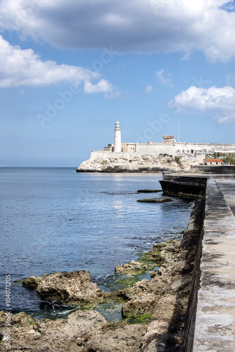 Kuba, Havanna, Malecon: Panorama Blick auf Castillo de los Tres Reyes del Morro im Zentrum der kubanischen Hauptstadt