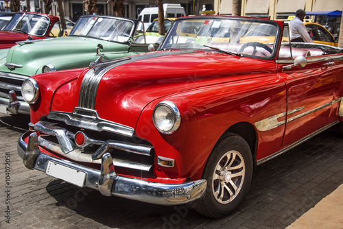 Kuba, Havanna: Schöner roter US amerikanischer Oldtimer - parkende Cabrios im Zentrum der kubanischen Hauptstadt  © Rolf G. Wackenberg