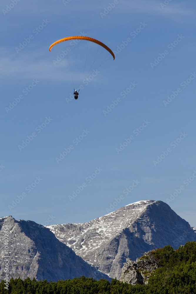 Gleitschirmflieger über dem Toten Gebirge, Österreich Gleitschirmflieger über dem Toten Gebirge, Österreich