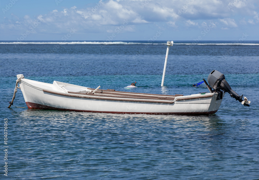 barque, pirogue avec moteur hors-bord, Bassin Pirogue, l'Etang-Salé,  Réunion Photos | Adobe Stock