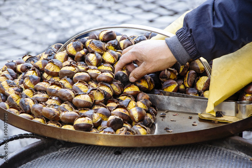 venditore di caldarroste in una piazza di Roma, Italia